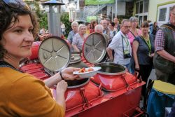 Currywurst-Ausgabe aus der Gulaschkanone